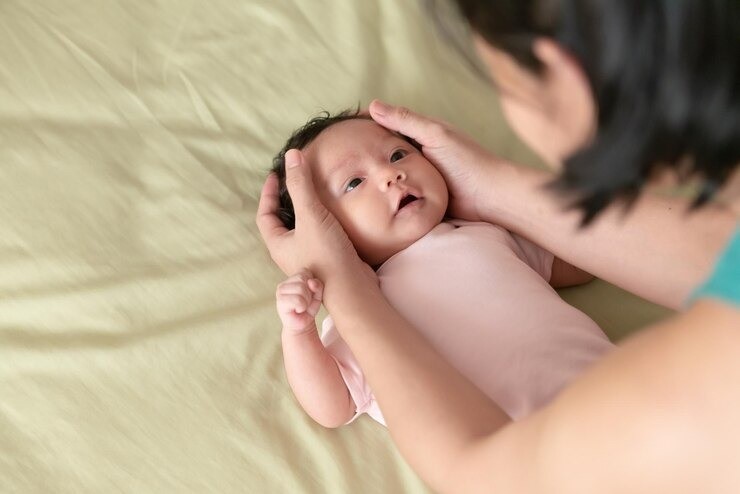 warna favorit bayi, penglihatan bayi baru lahir, hitam putih bayi, kontras visual, perkembangan mata bayi, mainan hitam putih, stimulasi visual newborn, parenting ibu muda